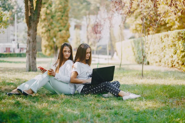 Meninas com um laptop — Fotografia de Stock