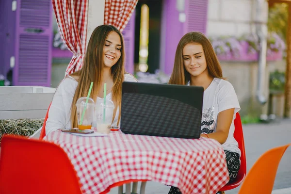 Las niñas con un ordenador portátil —  Fotos de Stock
