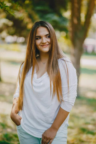 Menina no parque — Fotografia de Stock