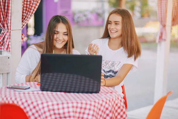 Las niñas con un ordenador portátil —  Fotos de Stock
