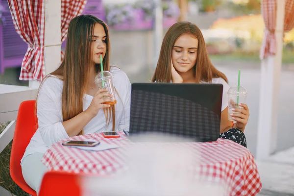 Las niñas con un ordenador portátil —  Fotos de Stock