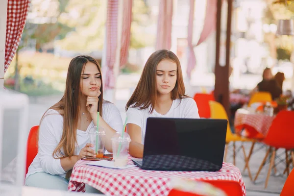 Las niñas con un ordenador portátil —  Fotos de Stock