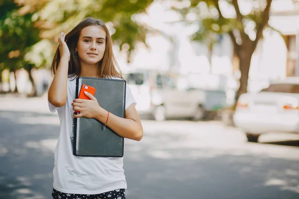 Meninas com um laptop — Fotografia de Stock