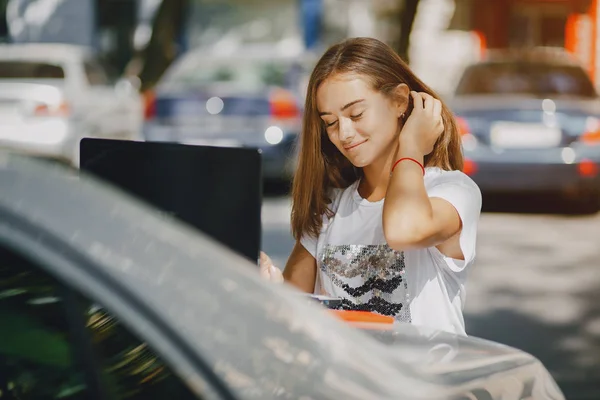 Meninas com um laptop — Fotografia de Stock