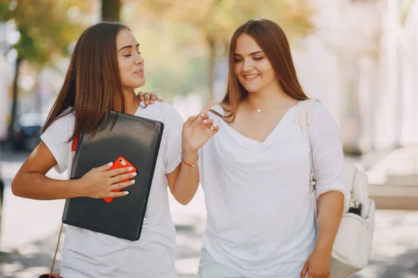 Las niñas con un ordenador portátil —  Fotos de Stock