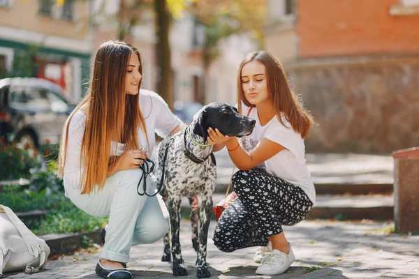 Дівчата з собакою — стокове фото