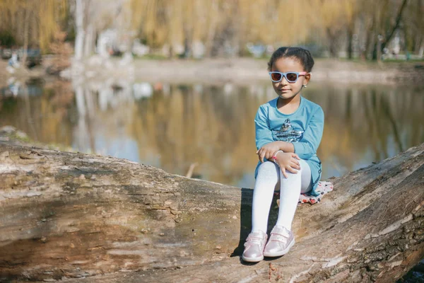 Κορίτσι στο πάρκο — Φωτογραφία Αρχείου