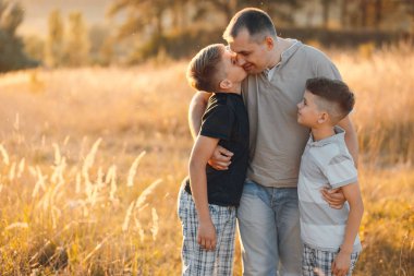 Baba ile iki kardeş