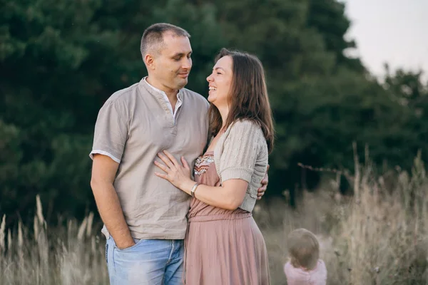 Familj i ett fält — Stockfoto