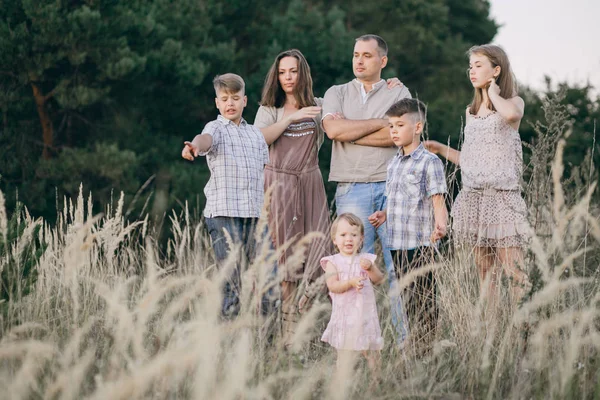 Family in a field — Stock Photo, Image