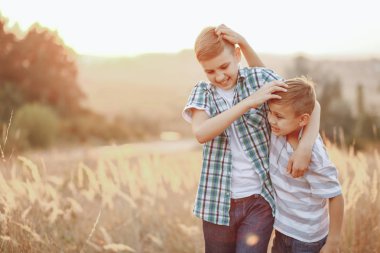 bir alanda eğleniyor kardeşler