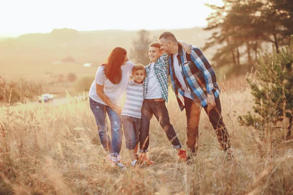 Familia feliz de cuatro — Foto de Stock