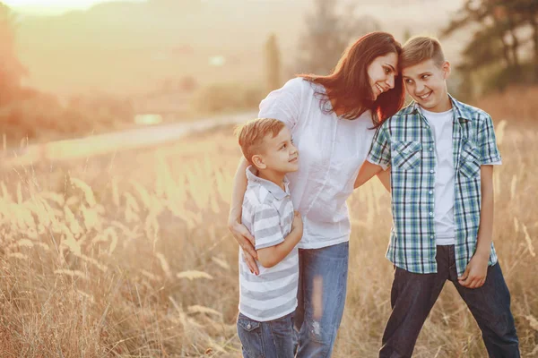 Mamá y dos hijos — Foto de Stock