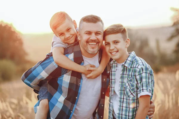 Glad familj på tre — Stockfoto