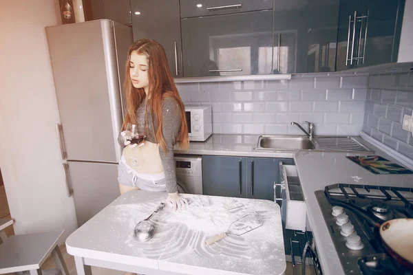 Ragazza in cucina — Foto Stock