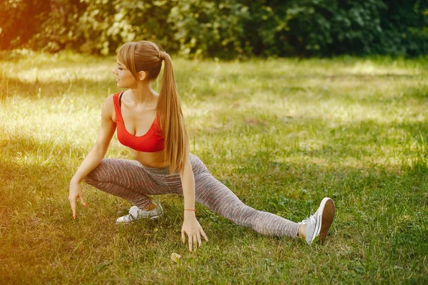 Chica haciendo ejercicio por sí misma — Foto de Stock