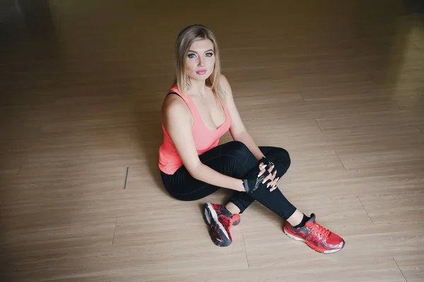 Girl working out by herself — Stock Photo, Image