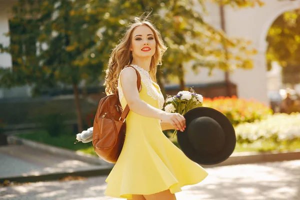 Chica en un sombrero — Foto de Stock