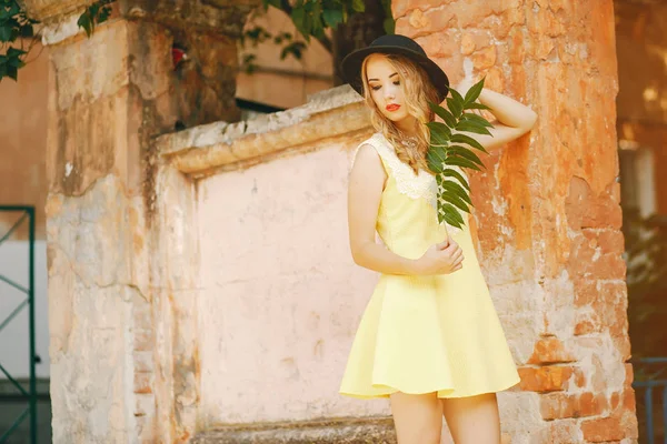 Fille dans un chapeau — Photo