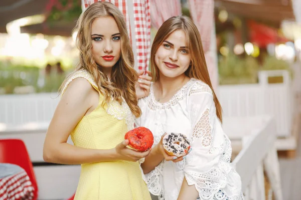 Meninas com donut — Fotografia de Stock