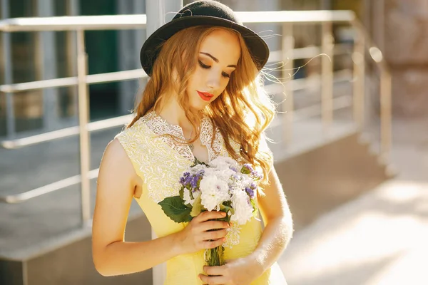 Chica en un sombrero — Foto de Stock