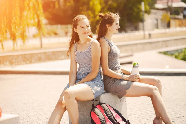 Hermanas en una ciudad — Foto de Stock