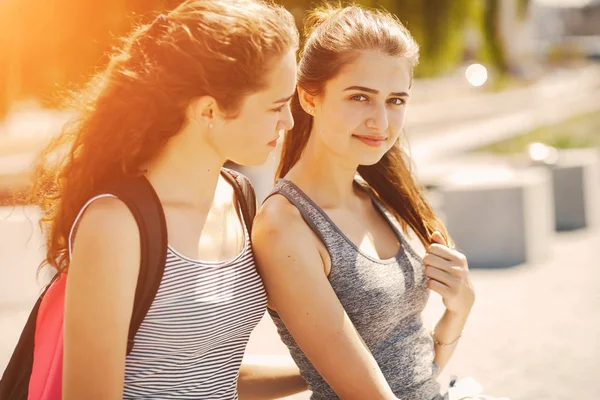 Hermanas en una ciudad — Foto de Stock