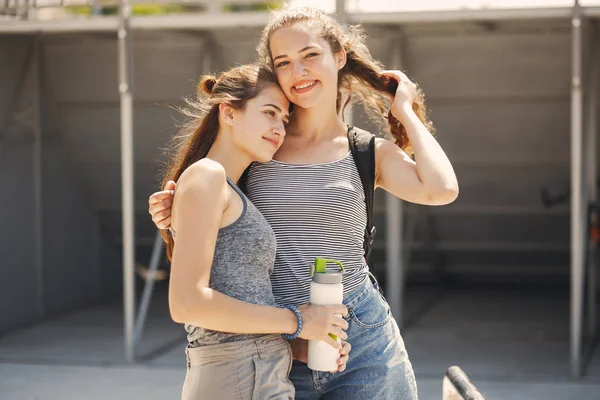 Hermanas en una ciudad — Foto de Stock