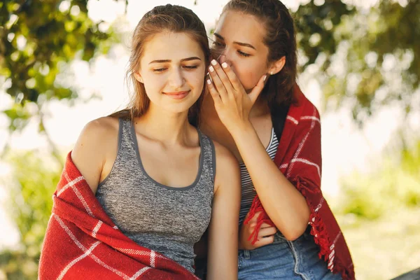 Hermanas en un parque — Foto de Stock