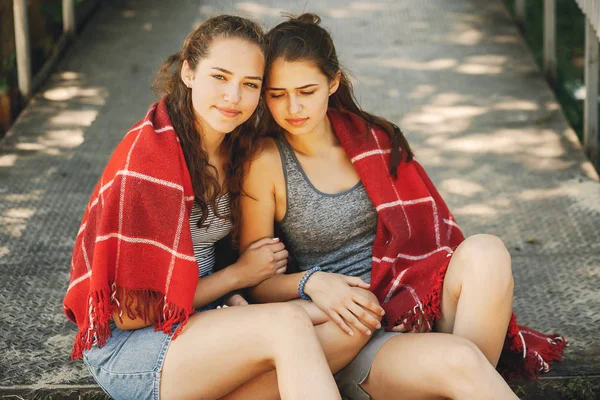 Hermanas en un parque — Foto de Stock