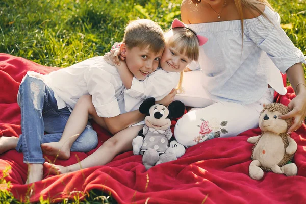 Mère avec des enfants — Photo