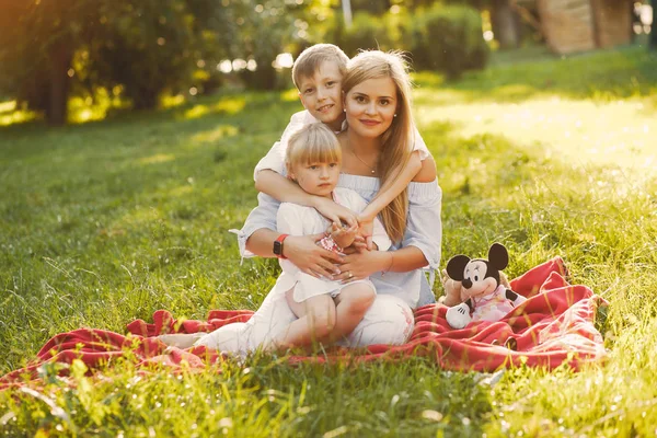 Mère avec des enfants — Photo