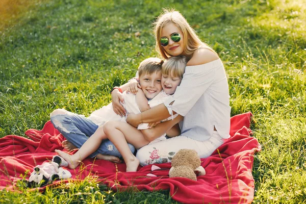 Mère avec des enfants — Photo