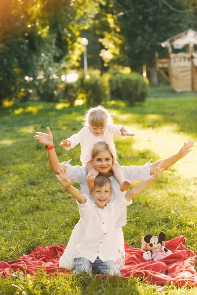 Mère avec des enfants — Photo