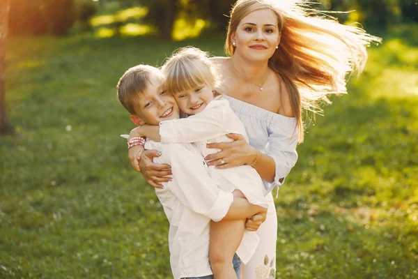 Mère avec des enfants — Photo