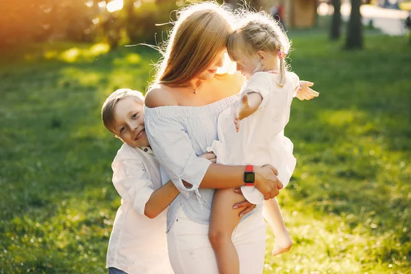 Mère avec des enfants — Photo