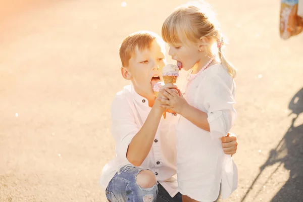 Kinder mit Eis — Stockfoto