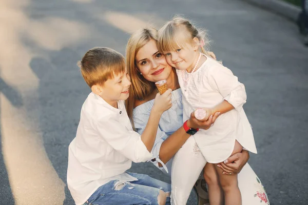 Mère avec des enfants — Photo