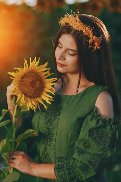 Girl and sunflowers — Stock Photo, Image