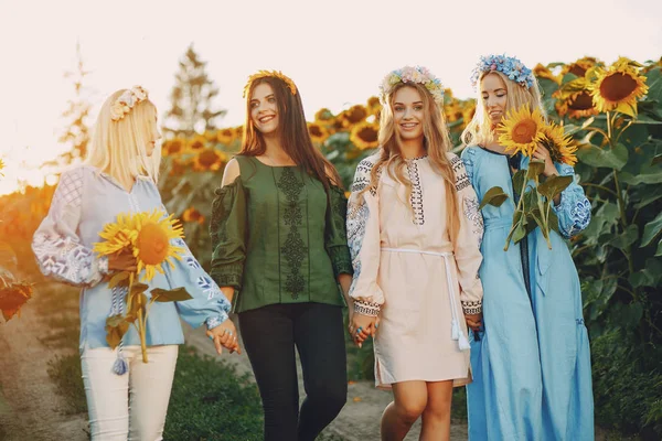 Ragazze e girasoli — Foto Stock