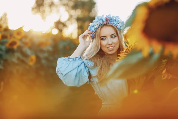 Girl and sunflowers — Stock Photo, Image