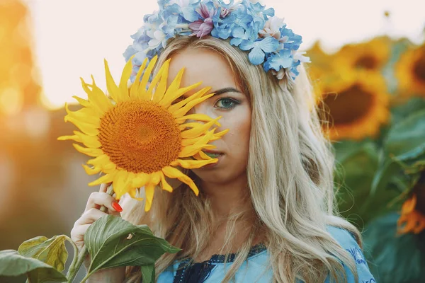 Girl and sunflowers — Stock Photo, Image