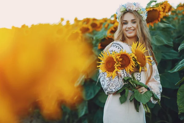 Girl and sunflowers — Stock Photo, Image