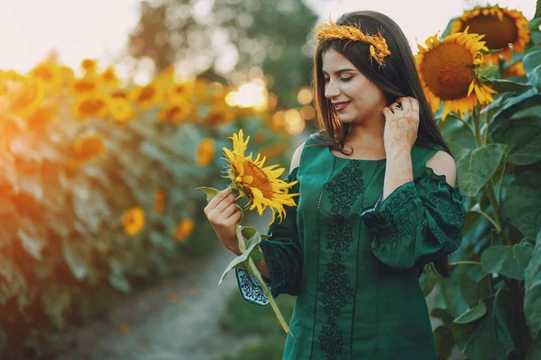 Girl and sunflowers — Stock Photo, Image