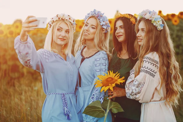 Ragazze e girasoli — Foto Stock