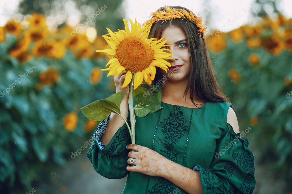 https://st4.depositphotos.com/8205786/20439/i/950/depositphotos_204397660-stock-photo-girl-and-sunflowers.jpg