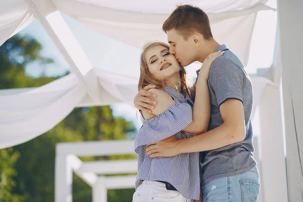 Couple at the beach — Stock Photo, Image