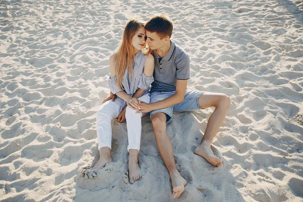 Pareja en una playa —  Fotos de Stock