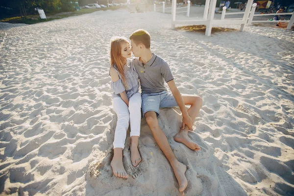 Couple dans une plage — Photo