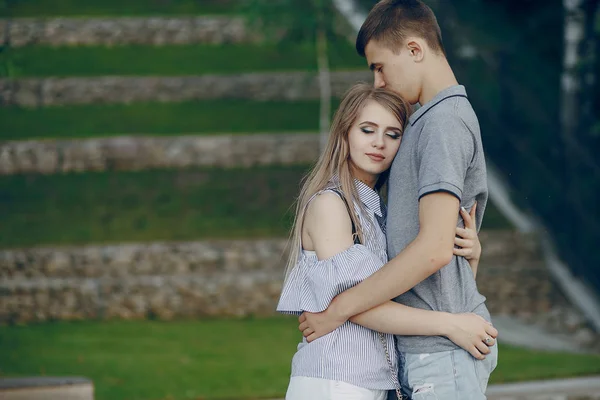 Couple dans un parc — Photo